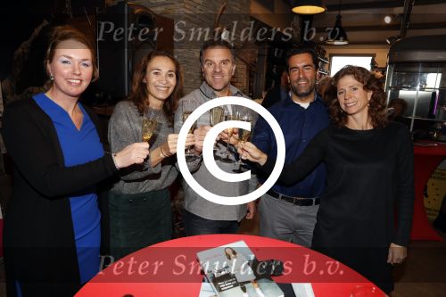 Bilthoven 7 november 2017
Boekpresentatie Bibian Mentel. Edwin Spee . Barbara Barend en haar Arts Max krijgen de eerste boeken