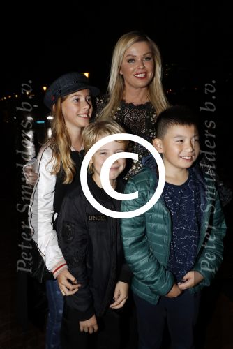 Amsterdam 6 oktober 2017
Premiere Show Lil Kleine in carre. Bridget Maasland met zoon Mees en een vriendje en vriendinnetje