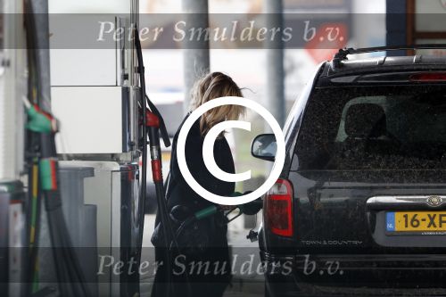 Amsterdam 21 oktober 2017
Candy Dulfer gaat tanken en met een kennis geld pinnen