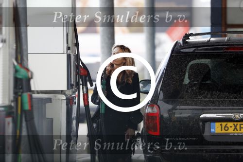 Amsterdam 21 oktober 2017
Candy Dulfer gaat tanken en met een kennis geld pinnen