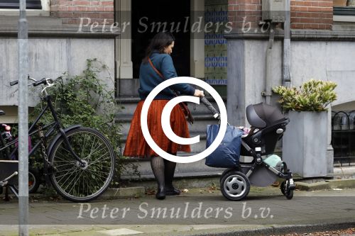 Amsterdam 4 oktober 2017
Caro Emerald met kinderwagen bij haar huis