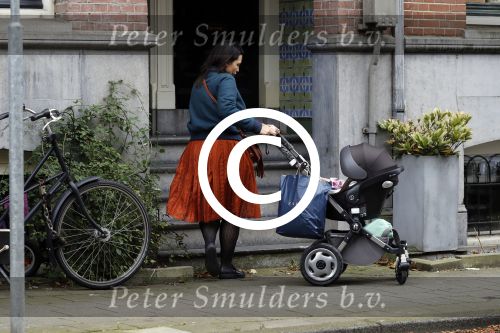 Amsterdam 4 oktober 2017
Caro Emerald met kinderwagen bij haar huis