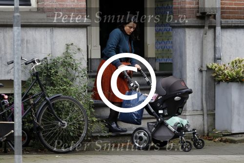 Amsterdam 4 oktober 2017
Caro Emerald met kinderwagen bij haar huis