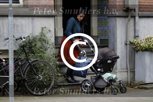 Amsterdam 4 oktober 2017
Caro Emerald met kinderwagen bij haar huis