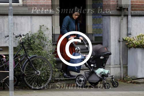 Amsterdam 4 oktober 2017
Caro Emerald met kinderwagen bij haar huis