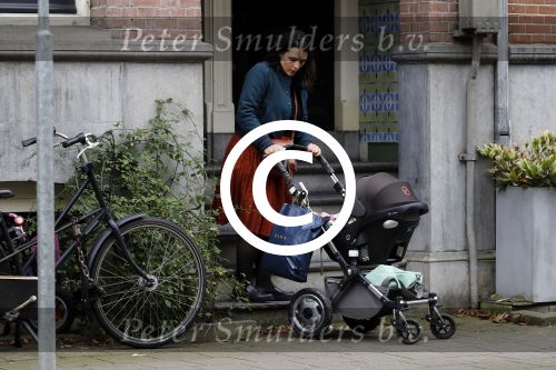 Amsterdam 4 oktober 2017
Caro Emerald met kinderwagen bij haar huis
