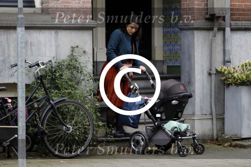 Amsterdam 4 oktober 2017
Caro Emerald met kinderwagen bij haar huis