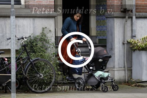 Amsterdam 4 oktober 2017
Caro Emerald met kinderwagen bij haar huis