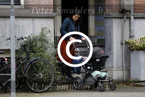 Amsterdam 4 oktober 2017
Caro Emerald met kinderwagen bij haar huis