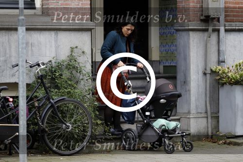 Amsterdam 4 oktober 2017
Caro Emerald met kinderwagen bij haar huis