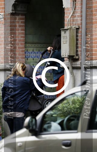 Amsterdam 4 oktober 2017
Caro Emerald met kinderwagen bij haar huis