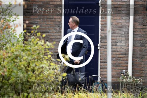 Nederhorst den Berg 4 oktober 2017
Jeanine Hennis-Plasschaert  wordt de dag na haar aftreden door haar chauffeur thuis opgehaald om haar ontslag aan te beiden bij Koning Willem Alexander
