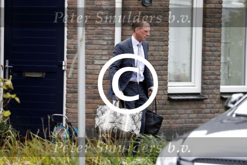 Nederhorst den Berg 4 oktober 2017
Jeanine Hennis-Plasschaert  wordt de dag na haar aftreden door haar chauffeur thuis opgehaald om haar ontslag aan te beiden bij Koning Willem Alexander
