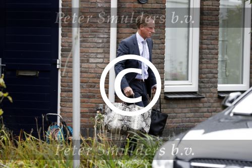 Nederhorst den Berg 4 oktober 2017
Jeanine Hennis-Plasschaert  wordt de dag na haar aftreden door haar chauffeur thuis opgehaald om haar ontslag aan te beiden bij Koning Willem Alexander