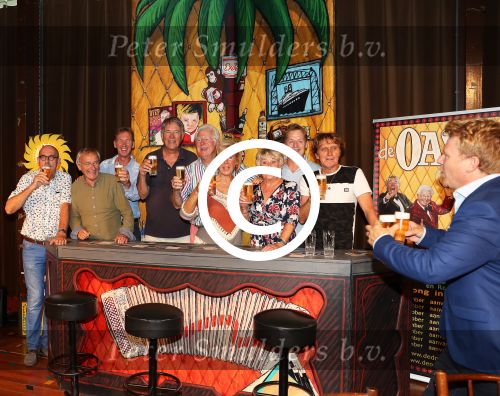 Rotterdam, 29 Augustus 2017 Persvoorstelling OASE Bar
met o.a. Joke Bruijs, Ron Brandsteder, Gerard Cox, Jacques Herb, Mini en Maxi, Jenny Arean, Bastiaan Ragas en Tony Neef.