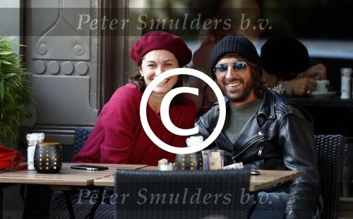 Amsterdam 9 november 2017
Fockeline Ouwerkerk met haar stylist Tommie Driessen op terras