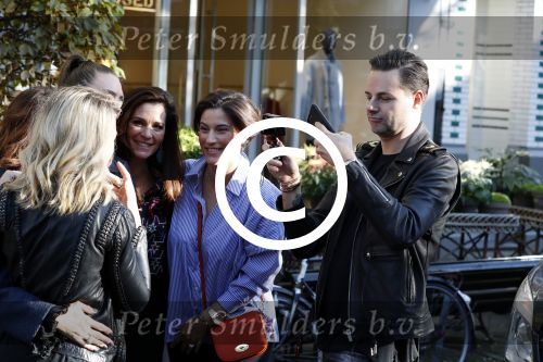 Amsterdam 7 november 2017
Fred v Leer Anna Nooshin Monica Geuze Leontine Borsato Kim Feenstra  Nikkie Tutorials Loinda Hakeboom Inge de Bruijn Quinty Trustfull op de cornelis schuytstraat.