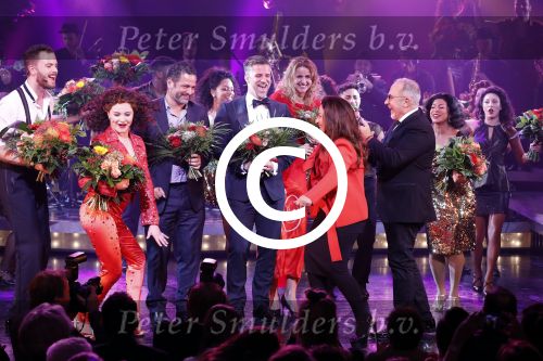 Utrecht 29 oktober 2017
Premiere on your feet in beatrixtheater in Utrecht. Gloria Estefan en haar man Emilio met Jim Bakkum  Vajen van den Bosch Nurlaila en Ellen Evers  tijdens het slotapplaus na afloop van de premiere van de musical On Your Feet!