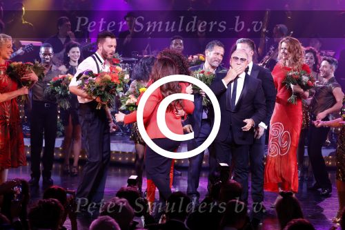 Utrecht 29 oktober 2017
Premiere on your feet in beatrixtheater in Utrecht. Gloria Estefan en haar man Emilio met Jim Bakkum  Vajen van den Bosch Nurlaila en Ellen Evers  tijdens het slotapplaus na afloop van de premiere van de musical On Your Feet!
