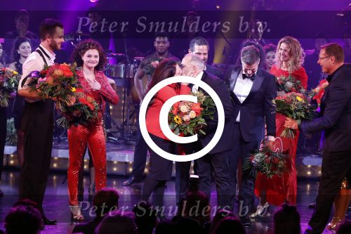 Utrecht 29 oktober 2017
Premiere on your feet in beatrixtheater in Utrecht. Gloria Estefan en haar man Emilio met Jim Bakkum  Vajen van den Bosch Nurlaila en Ellen Evers  tijdens het slotapplaus na afloop van de premiere van de musical On Your Feet!