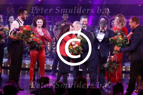 Utrecht 29 oktober 2017
Premiere on your feet in beatrixtheater in Utrecht. Gloria Estefan en haar man Emilio met Jim Bakkum  Vajen van den Bosch Nurlaila en Ellen Evers  tijdens het slotapplaus na afloop van de premiere van de musical On Your Feet!