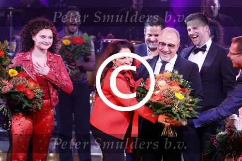 Utrecht 29 oktober 2017
Premiere on your feet in beatrixtheater in Utrecht. Gloria Estefan en haar man Emilio met Jim Bakkum  Vajen van den Bosch Nurlaila en Ellen Evers  tijdens het slotapplaus na afloop van de premiere van de musical On Your Feet!
