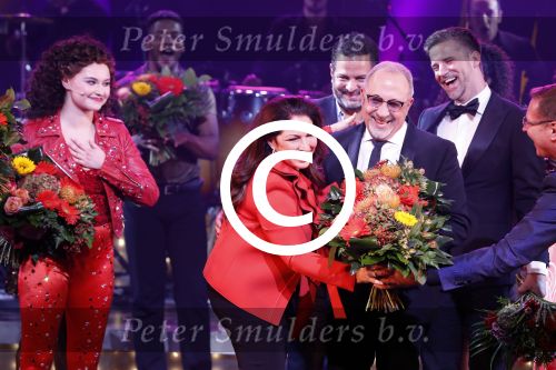 Utrecht 29 oktober 2017
Premiere on your feet in beatrixtheater in Utrecht. Gloria Estefan en haar man Emilio met Jim Bakkum  Vajen van den Bosch Nurlaila en Ellen Evers  tijdens het slotapplaus na afloop van de premiere van de musical On Your Feet!
