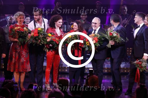 Utrecht 29 oktober 2017
Premiere on your feet in beatrixtheater in Utrecht. Gloria Estefan en haar man Emilio met Jim Bakkum  Vajen van den Bosch Nurlaila en Ellen Evers  tijdens het slotapplaus na afloop van de premiere van de musical On Your Feet!