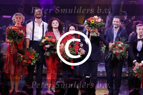 Utrecht 29 oktober 2017
Premiere on your feet in beatrixtheater in Utrecht. Gloria Estefan en haar man Emilio met Jim Bakkum  Vajen van den Bosch Nurlaila en Ellen Evers  tijdens het slotapplaus na afloop van de premiere van de musical On Your Feet!