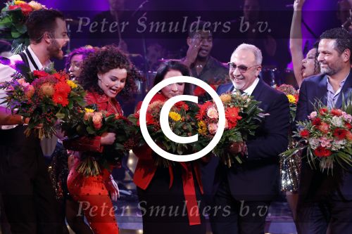 Utrecht 29 oktober 2017
Premiere on your feet in beatrixtheater in Utrecht. Gloria Estefan en haar man Emilio met Jim Bakkum  Vajen van den Bosch Nurlaila en Ellen Evers  tijdens het slotapplaus na afloop van de premiere van de musical On Your Feet!