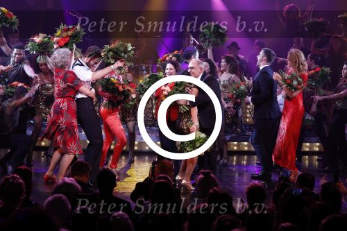 Utrecht 29 oktober 2017
Premiere on your feet in beatrixtheater in Utrecht. Gloria Estefan en haar man Emilio met Jim Bakkum  Vajen van den Bosch Nurlaila en Ellen Evers  tijdens het slotapplaus na afloop van de premiere van de musical On Your Feet!