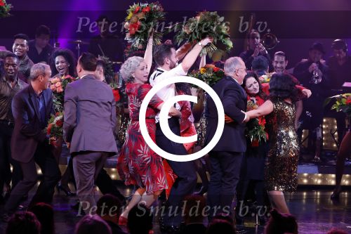 Utrecht 29 oktober 2017
Premiere on your feet in beatrixtheater in Utrecht. Gloria Estefan en haar man Emilio met Jim Bakkum  Vajen van den Bosch Nurlaila en Ellen Evers  tijdens het slotapplaus na afloop van de premiere van de musical On Your Feet!