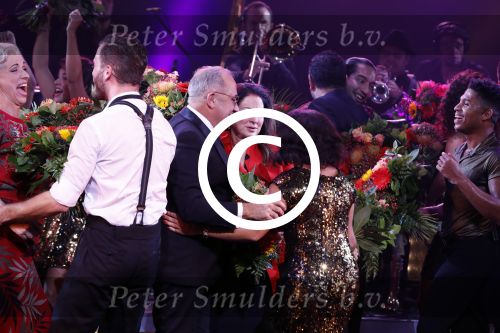 Utrecht 29 oktober 2017
Premiere on your feet in beatrixtheater in Utrecht. Gloria Estefan en haar man Emilio met Jim Bakkum  Vajen van den Bosch Nurlaila en Ellen Evers  tijdens het slotapplaus na afloop van de premiere van de musical On Your Feet!