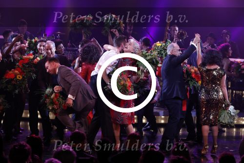 Utrecht 29 oktober 2017
Premiere on your feet in beatrixtheater in Utrecht. Gloria Estefan en haar man Emilio met Jim Bakkum  Vajen van den Bosch Nurlaila en Ellen Evers  tijdens het slotapplaus na afloop van de premiere van de musical On Your Feet!