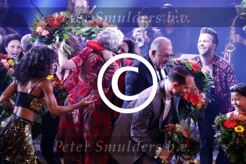 Utrecht 29 oktober 2017
Premiere on your feet in beatrixtheater in Utrecht. Gloria Estefan en haar man Emilio met Jim Bakkum  Vajen van den Bosch Nurlaila en Ellen Evers  tijdens het slotapplaus na afloop van de premiere van de musical On Your Feet!