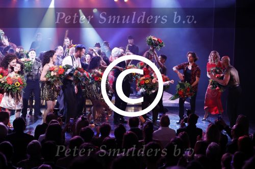 Utrecht 29 oktober 2017
Premiere on your feet in beatrixtheater in Utrecht. Gloria Estefan en haar man Emilio met Jim Bakkum  Vajen van den Bosch Nurlaila en Ellen Evers  tijdens het slotapplaus na afloop van de premiere van de musical On Your Feet!