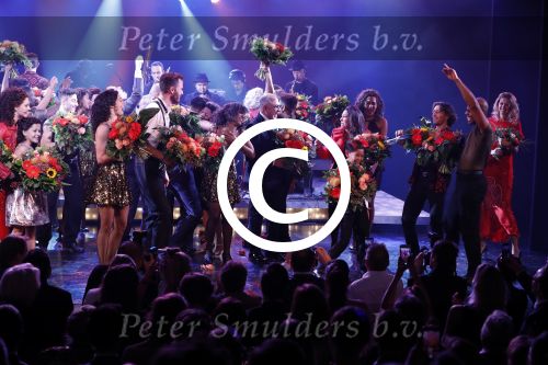 Utrecht 29 oktober 2017
Premiere on your feet in beatrixtheater in Utrecht. Gloria Estefan en haar man Emilio met Jim Bakkum  Vajen van den Bosch Nurlaila en Ellen Evers  tijdens het slotapplaus na afloop van de premiere van de musical On Your Feet!