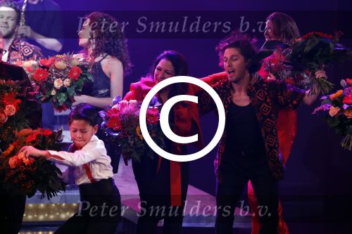 Utrecht 29 oktober 2017
Premiere on your feet in beatrixtheater in Utrecht. Gloria Estefan en haar man Emilio met Jim Bakkum  Vajen van den Bosch Nurlaila en Ellen Evers  tijdens het slotapplaus na afloop van de premiere van de musical On Your Feet!