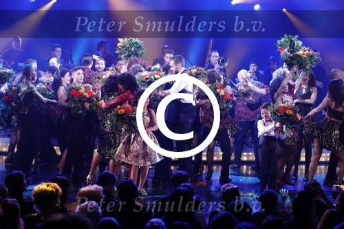 Utrecht 29 oktober 2017
Premiere on your feet in beatrixtheater in Utrecht. Gloria Estefan en haar man Emilio met Jim Bakkum  Vajen van den Bosch Nurlaila en Ellen Evers  tijdens het slotapplaus na afloop van de premiere van de musical On Your Feet!