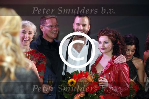 Utrecht 29 oktober 2017
Premiere on your feet in beatrixtheater in Utrecht. Gloria Estefan en haar man Emilio met Jim Bakkum  Vajen van den Bosch Nurlaila en Ellen Evers  tijdens het slotapplaus na afloop van de premiere van de musical On Your Feet!