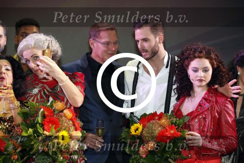 Utrecht 29 oktober 2017
Premiere on your feet in beatrixtheater in Utrecht. Gloria Estefan en haar man Emilio met Jim Bakkum  Vajen van den Bosch Nurlaila en Ellen Evers  tijdens het slotapplaus na afloop van de premiere van de musical On Your Feet!
