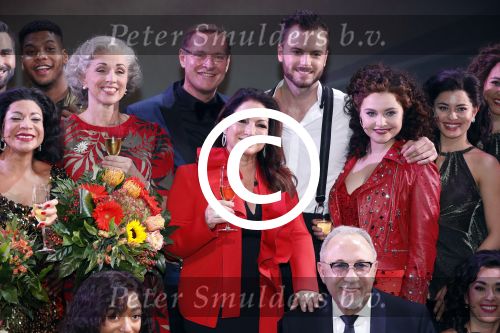 Utrecht 29 oktober 2017
Premiere on your feet in beatrixtheater in Utrecht. Gloria Estefan en haar man Emilio met Jim Bakkum  Vajen van den Bosch Nurlaila en Ellen Evers  tijdens het slotapplaus na afloop van de premiere van de musical On Your Feet!