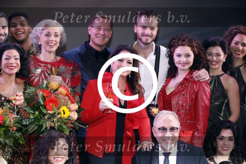 Utrecht 29 oktober 2017
Premiere on your feet in beatrixtheater in Utrecht. Gloria Estefan en haar man Emilio met Jim Bakkum  Vajen van den Bosch Nurlaila en Ellen Evers  tijdens het slotapplaus na afloop van de premiere van de musical On Your Feet!