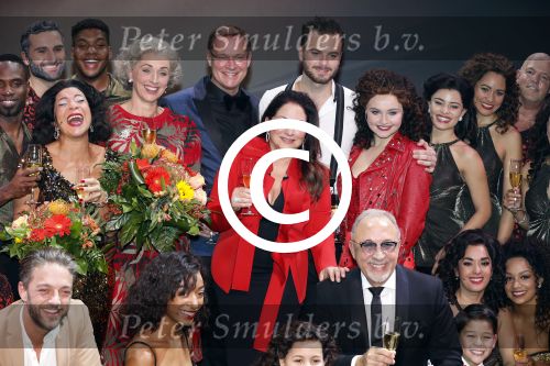 Utrecht 29 oktober 2017
Premiere on your feet in beatrixtheater in Utrecht. Gloria Estefan en haar man Emilio met Jim Bakkum  Vajen van den Bosch Nurlaila en Ellen Evers  tijdens het slotapplaus na afloop van de premiere van de musical On Your Feet!