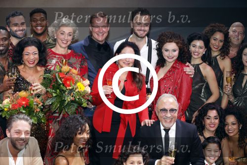 Utrecht 29 oktober 2017
Premiere on your feet in beatrixtheater in Utrecht. Gloria Estefan en haar man Emilio met Jim Bakkum  Vajen van den Bosch Nurlaila en Ellen Evers  tijdens het slotapplaus na afloop van de premiere van de musical On Your Feet!