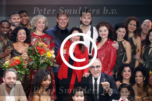Utrecht 29 oktober 2017
Premiere on your feet in beatrixtheater in Utrecht. Gloria Estefan en haar man Emilio met Jim Bakkum  Vajen van den Bosch Nurlaila en Ellen Evers  tijdens het slotapplaus na afloop van de premiere van de musical On Your Feet!