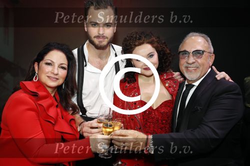 Utrecht 29 oktober 2017
Premiere on your feet in beatrixtheater in Utrecht. Gloria Estefan en haar man Emilio met Jim Bakkum  Vajen van den Bosch Nurlaila en Ellen Evers  tijdens het slotapplaus na afloop van de premiere van de musical On Your Feet!