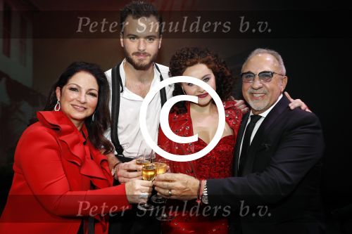 Utrecht 29 oktober 2017
Premiere on your feet in beatrixtheater in Utrecht. Gloria Estefan en haar man Emilio met Jim Bakkum  Vajen van den Bosch Nurlaila en Ellen Evers  tijdens het slotapplaus na afloop van de premiere van de musical On Your Feet!