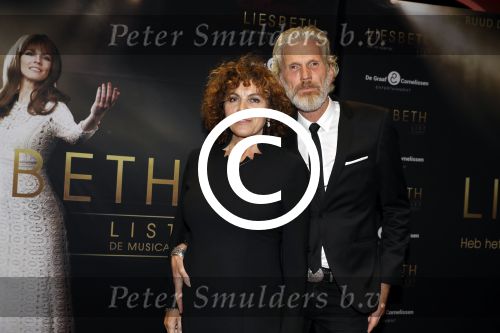 Amsterdam 2 oktober 2017
Premiere Liesbeth List de musical in Carre. Henriette Tol met man