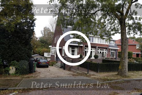 Amsterdam 12 oktober 2017  
Humberto Tan  en zijn vrouw Ineke hun auto\'s voor hun huis